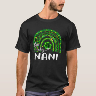Eine glückliche Nani Shamrock Regenbogen St. Patri T-Shirt