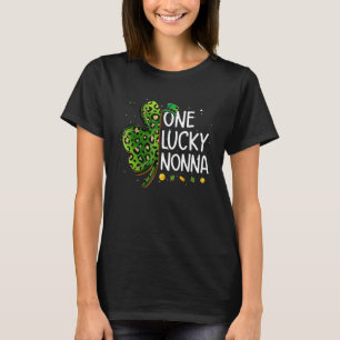 Eine glückliche Nonna irischer Kleeblatt-St.-Patri T-Shirt
