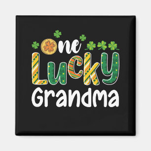 Eine glückliche Oma passend zur Familie St. Patric Magnet