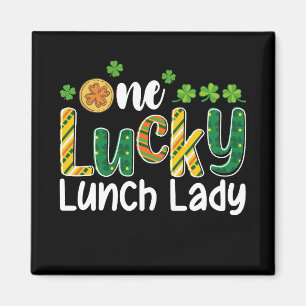 Eine glückliche Schulköchin am St. Patrick's Day Magnet