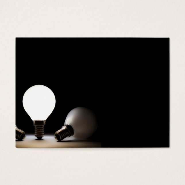 Eine Glühbirne in dunklem Raum (Vorderseite)