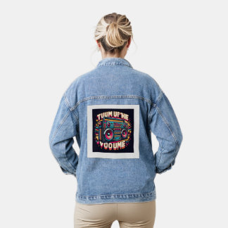 Eine große Boom-Box-Grafik mit "Turn Up the Volume Jeansjacke