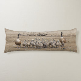 Eine große kanadische Gänserfamilie Seitenschläferkissen