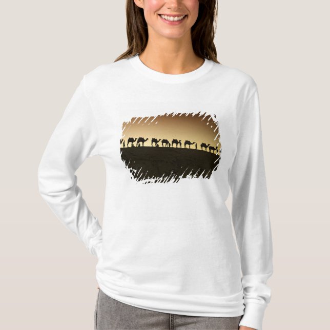 Eine Gruppe Kamelzüchter mit ihren Kamelen T-Shirt (Vorderseite)