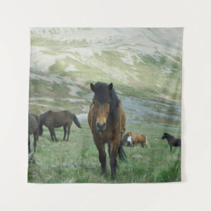 EINE GRUPPE PFERDE AUF EINER BERGWEIDE WANDTEPPICH