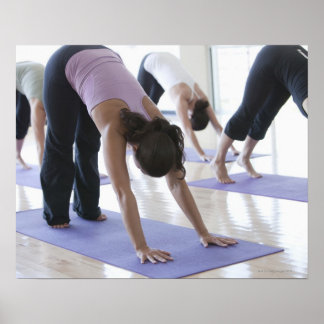 eine Gruppe von Frauen, die Yoga in einem hellen Poster