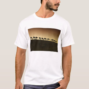 Eine Gruppe von Kamelhirten mit ihren Kamelen T-Shirt