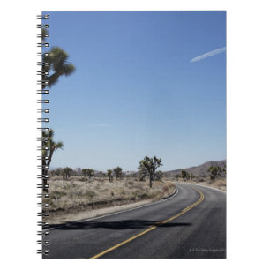 eine gute geformte Straße mitten in Notizblock