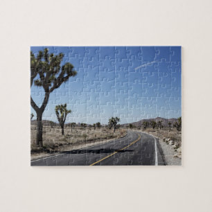 eine gute geformte Straße mitten in Puzzle