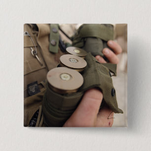 Eine Handvoll mit 40 mm Granaten Button