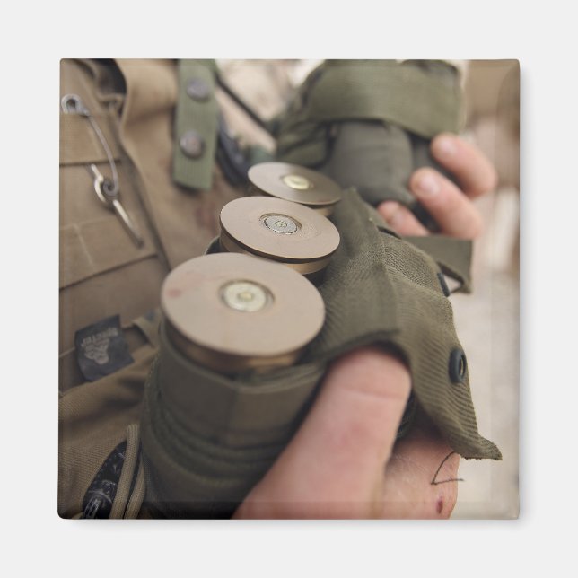 Eine Handvoll mit 40 mm Granaten Magnet (Vorne)