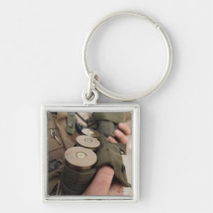 Eine Handvoll mit 40 mm Granaten Schlüsselanhänger