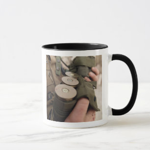 Eine Handvoll mit 40 mm Granaten Tasse