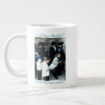 Eine Hanukkah-Tasse Jumbo-Tasse<br><div class="desc">Diese Chanukah-Tasse zeigt ein Foto von Juden, die an der Mauer in Jerusalem beten. Der Text auf der Tasse lautet "A Lichtiger Hanukkah!" oben und "A bright, brilliant, luminous Hanukkah!" unten. Das Bild erfasst einen Moment von kultureller und religiöser Bedeutung und macht ihn zu einem sinnvollen Geschenk oder zum Sake...</div>