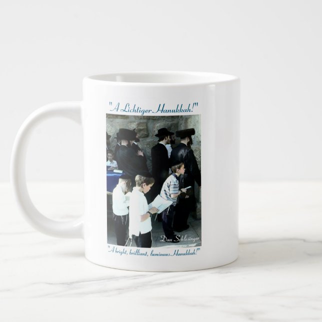 Eine Hanukkah-Tasse Jumbo-Tasse (Links)
