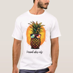 Eine helle Ananas in einer Sonnenbrille T-Shirt