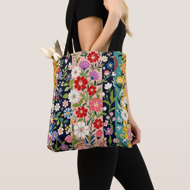 Eine helle, frische Blumen-Tasche. (Von Nahem)