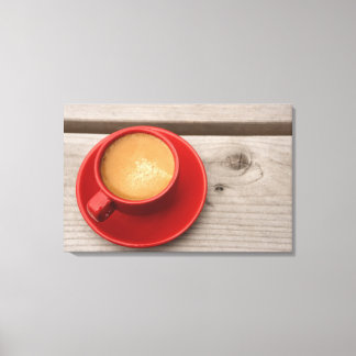 Eine helle rote Tasse Espressokaffee auf einem Pic Leinwanddruck