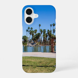 eine herrliche Landschaft am Encanto Park mit See iPhone 16 Hülle