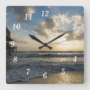 Eine herrliche Uhr am Vormittag vor dem Strand