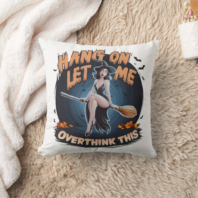 Eine Hexe, die bei Dämmerung unter Vollmond nachde Kissen (Decke)