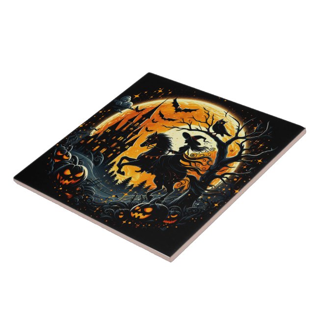 Eine Hexe fährt unter einem spöttischen Erntemond Fliese (Seite)