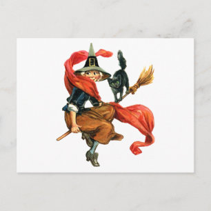 Eine Hexe fliegt mit ihrer schwarzen Katze auf ihr Postkarte