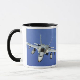 Eine Hornisse F/A-18 nimmt an einem Auftrag teil Tasse