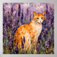 Eine hübsche Ingwerkatze auf einem Lavendelfeld