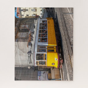 Eine ikonische, gelbe Straßenbahn, Lissabon, Portu Puzzle