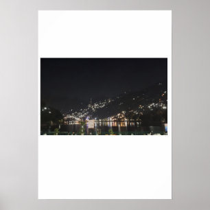 Eine immense Aussicht auf Lichter auf einem Gipfel Poster