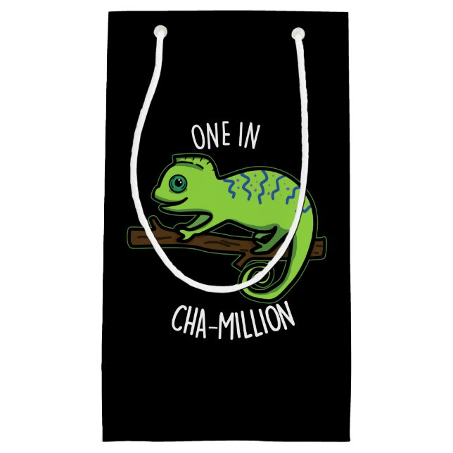 Eine in Cha-Million Funny Chameleon Pun Dark BG Kleine Geschenktüte (Vorderseite)