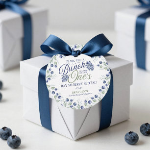 Eine in einem Haufen Berry erste Geburtstags Gefäl Geschenkanhänger