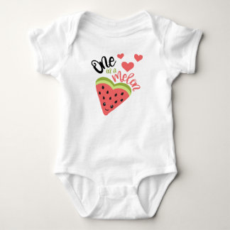 Eine in einem Melon-Baby-Bodysuit Baby Strampler