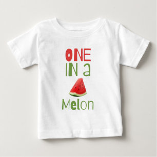 Eine in einem Melon Baby T-shirt