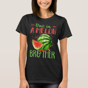 Eine in einem Melon Brother Watermelon Matching Bi T-Shirt