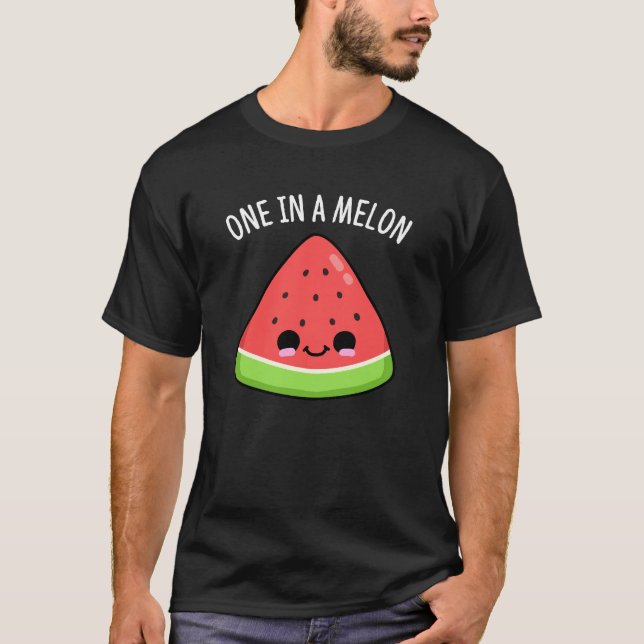 Eine in einem Melon Funny Watermelon Pun Dark BG T-Shirt (Vorderseite)