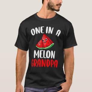 Eine in einem Melon Grandpa Wassermelone T-Shirt
