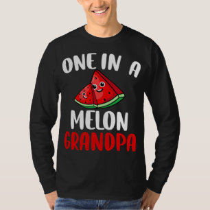 Eine in einem Melon Grandpa Wassermelone T-Shirt