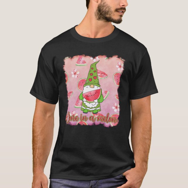 Eine in einem Melon | Green Gnome & Watermelon T-Shirt (Vorderseite)