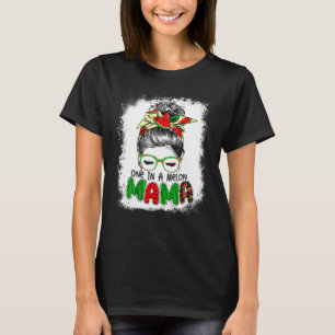 Eine in einem Melon Mama Messy Bun Watermelon Summ T-Shirt