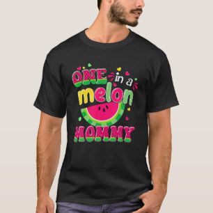 Eine in einem Melon Mommy Bday Matching Group Somm T-Shirt