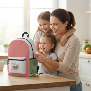 Eine in einem Melon Mommy Rucksack