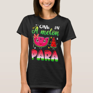 Eine in einem Melon Paraprofessional T-Shirt