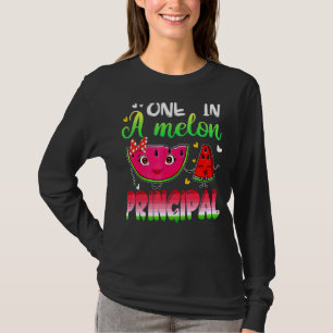 Eine in einem Melon Principal Watermelon T-Shirt