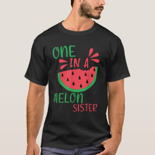 Eine in einem Melon Schwester Great Watermelon Fam T-Shirt