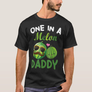 Eine in einem melonischen Daddy-Outfit für Coolen T-Shirt