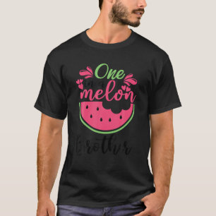Eine in einer Melon Brother Matching Family Waterm T-Shirt