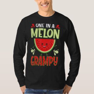 Eine in einer Melon Granny Wassermelon Familie Mat T-Shirt