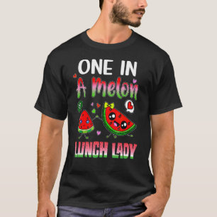 Eine in einer Melon Lunch Lady T-Shirt